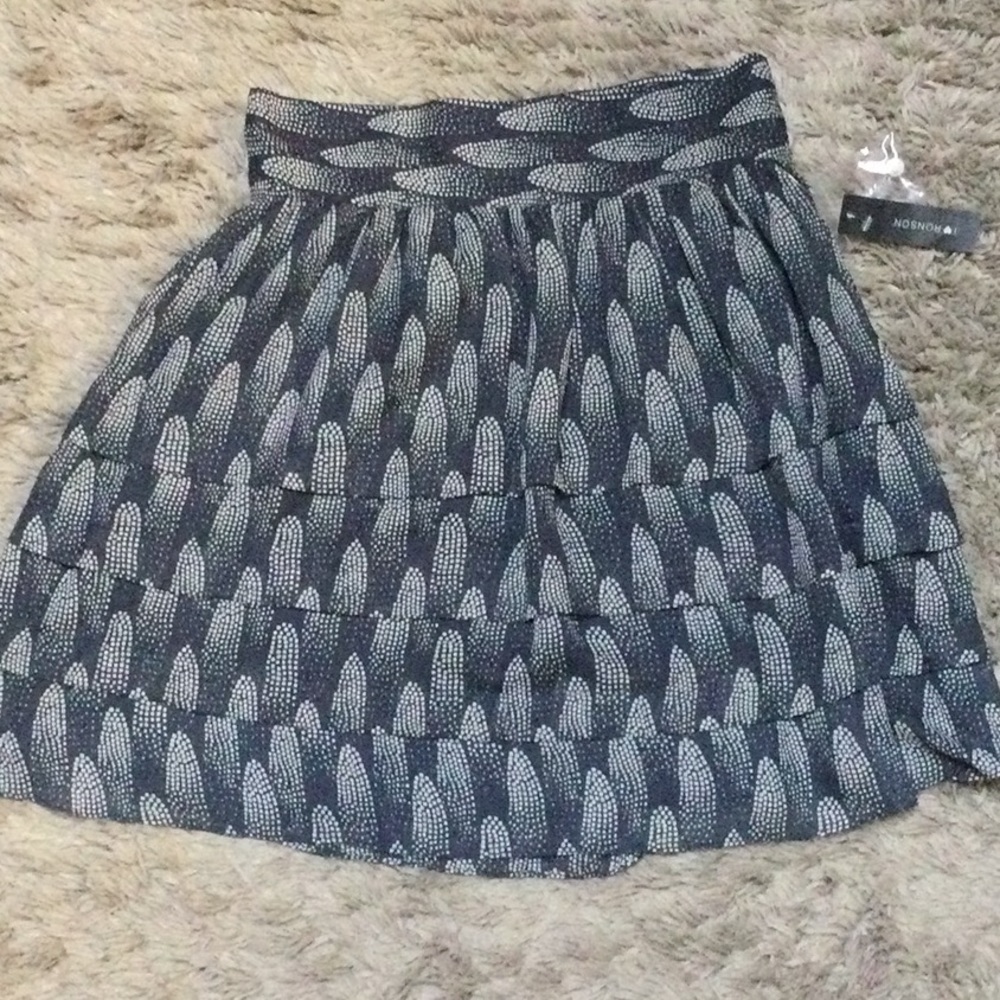 💋 4/$30 NWT black/tan Starburst mini skirt
